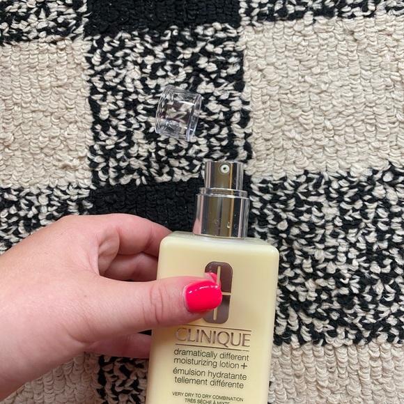Clinique Dramatically Different Facial Lotion Plus - Picture 7 of 7